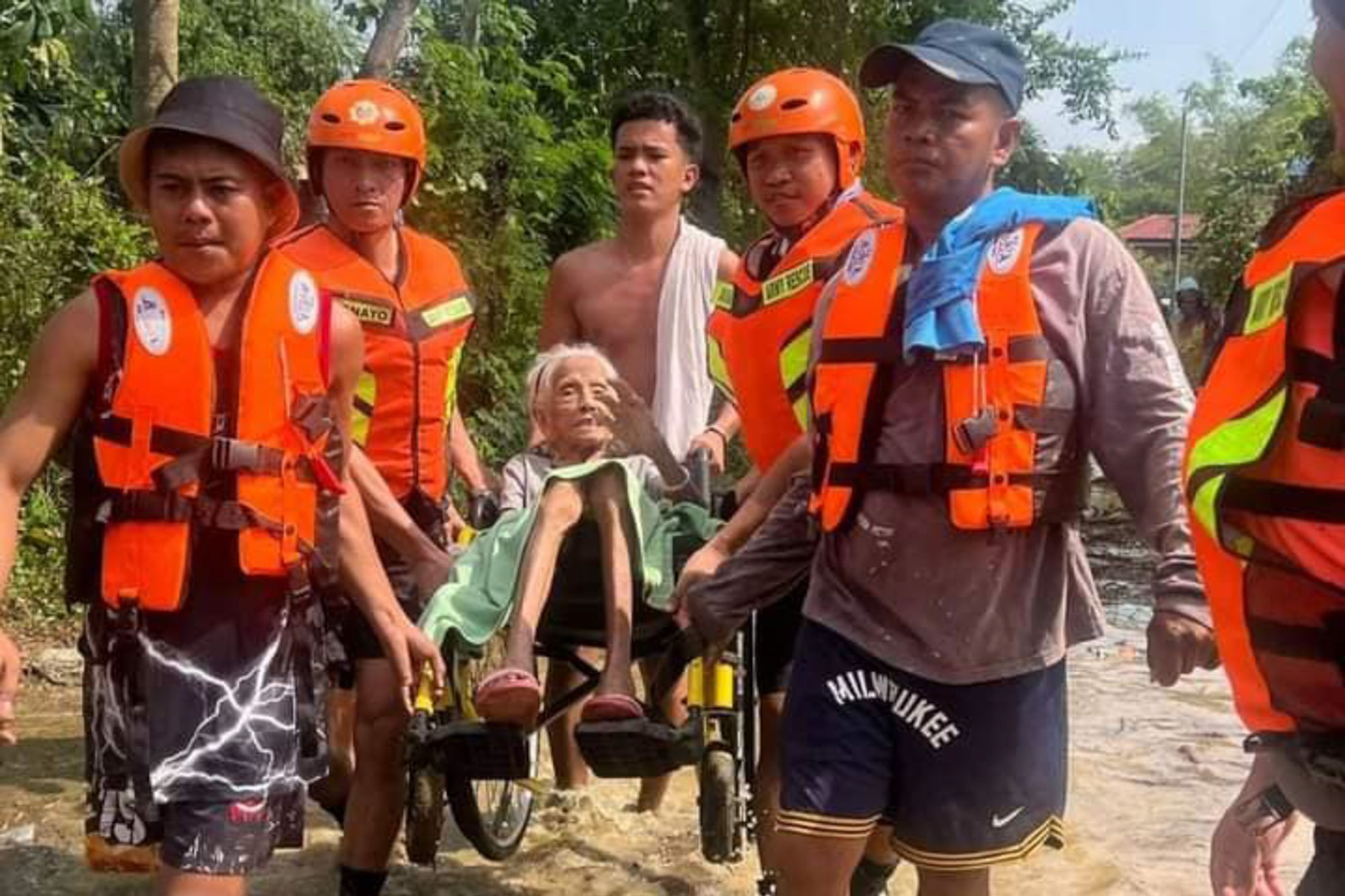 Siêu bão Usagi áp sát Philippines, gió giật trên 230 km/giờ- Ảnh 1.