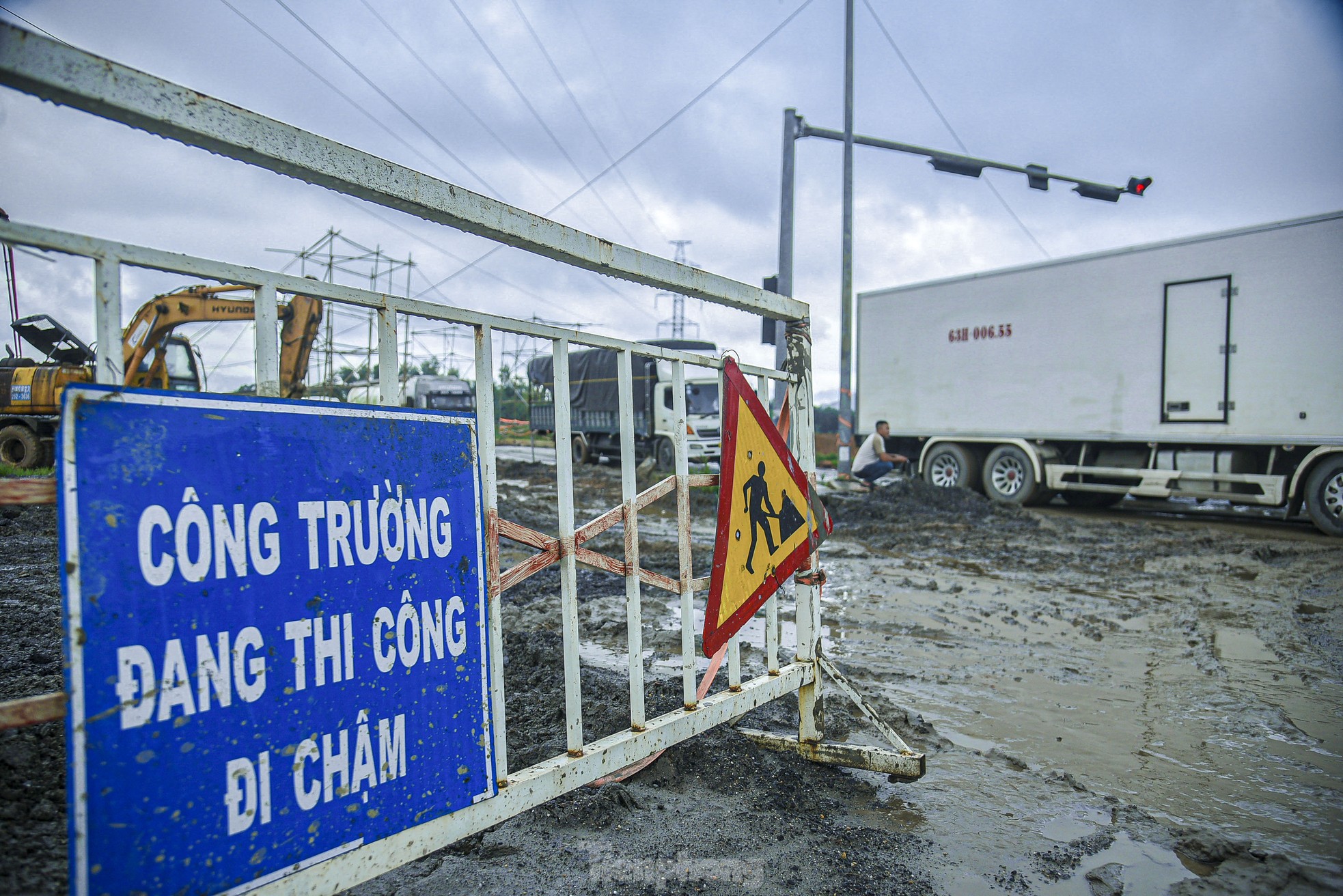 Ôtô nối nhau hàng cây số chờ qua nút giao đang thi công cao tốc ở Đà Nẵng- Ảnh 4.