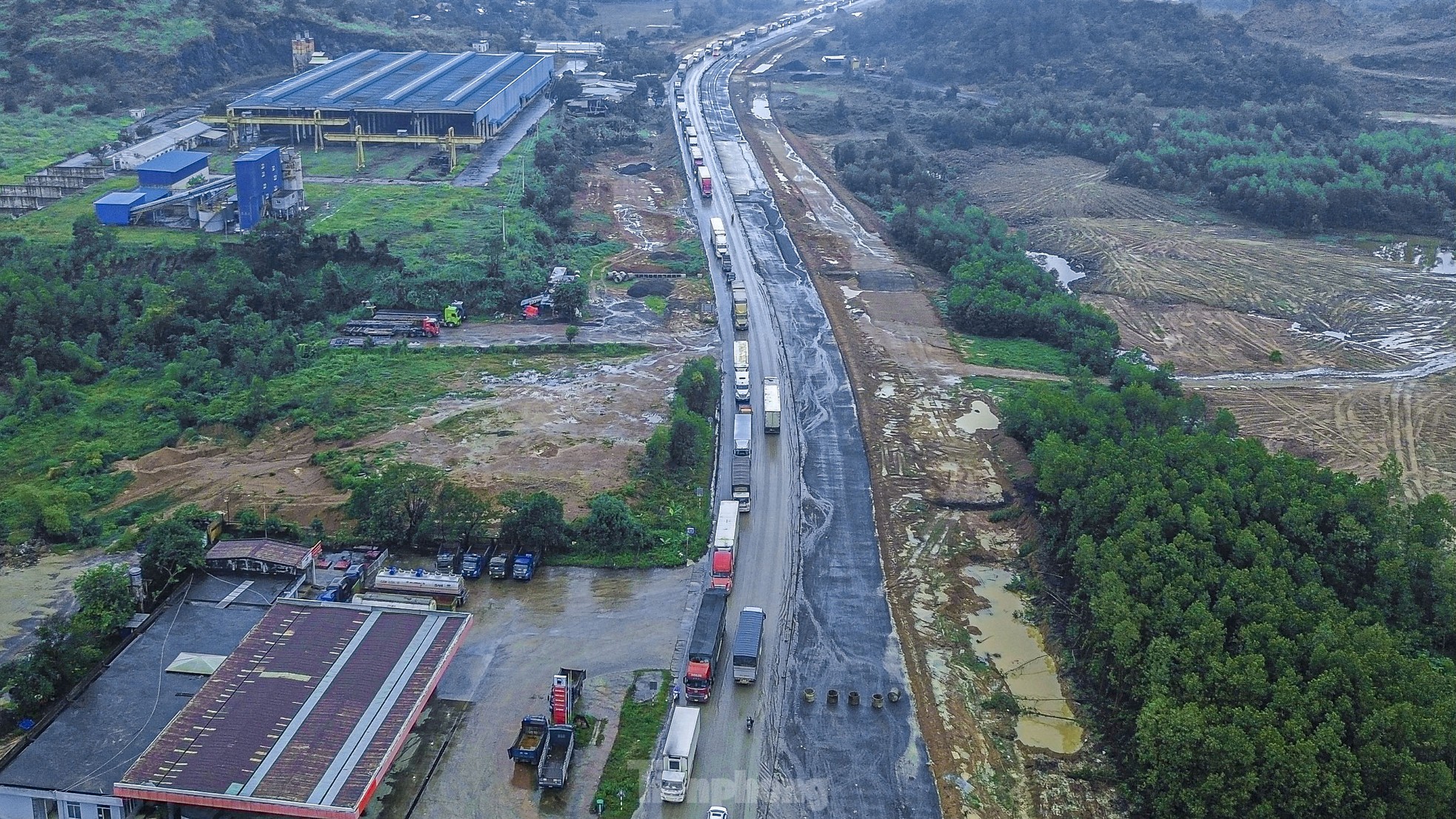 Ôtô nối nhau hàng cây số chờ qua nút giao đang thi công cao tốc ở Đà Nẵng- Ảnh 14.