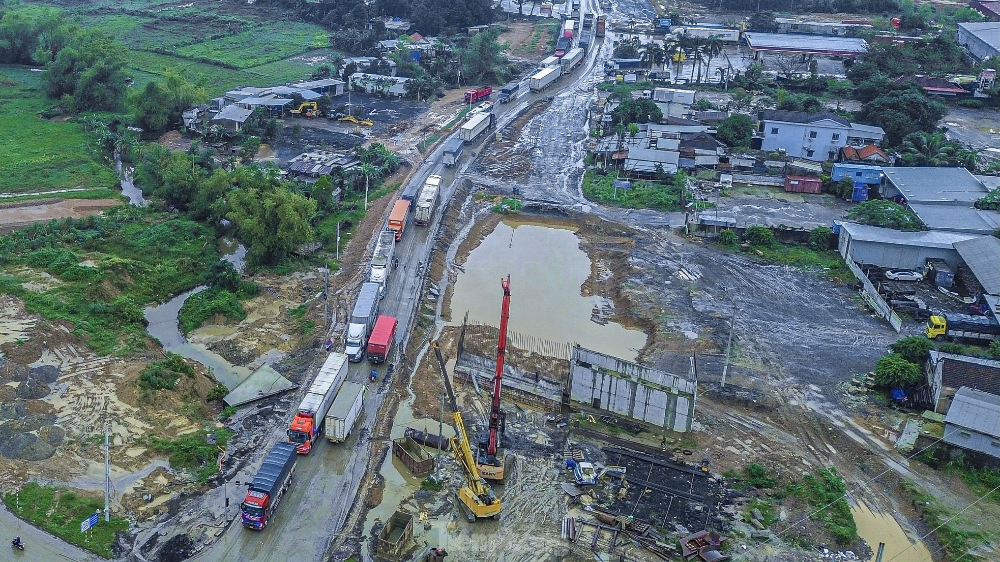 Ôtô nối nhau hàng cây số chờ qua nút giao đang thi công cao tốc ở Đà Nẵng- Ảnh 1.