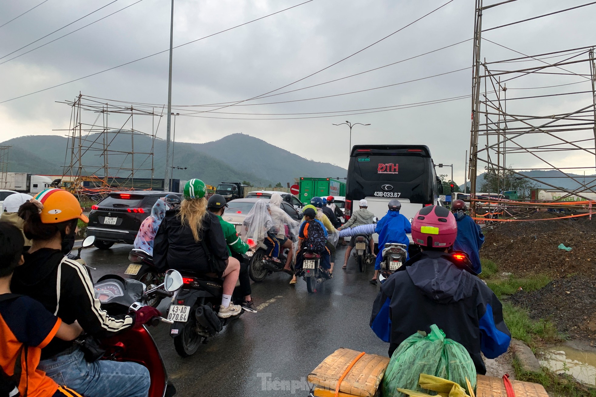 Ôtô nối nhau hàng cây số chờ qua nút giao đang thi công cao tốc ở Đà Nẵng- Ảnh 10.