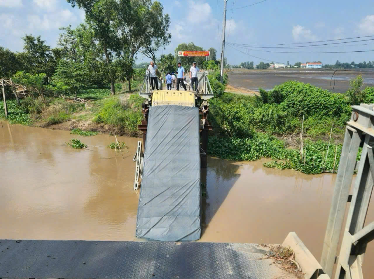 Vụ ô tô quá tải làm sập cầu ở An Giang: Tài xế có thể bị xử lý hình sự- Ảnh 1.