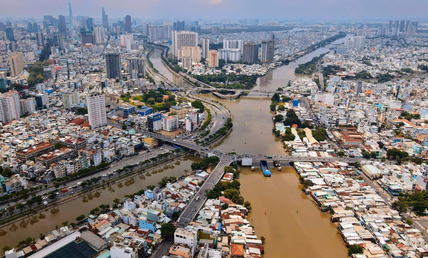 Hàng vạn ngôi nhà trên và ven sông, kênh rạch cần di dời để chỉnh trang đô thị