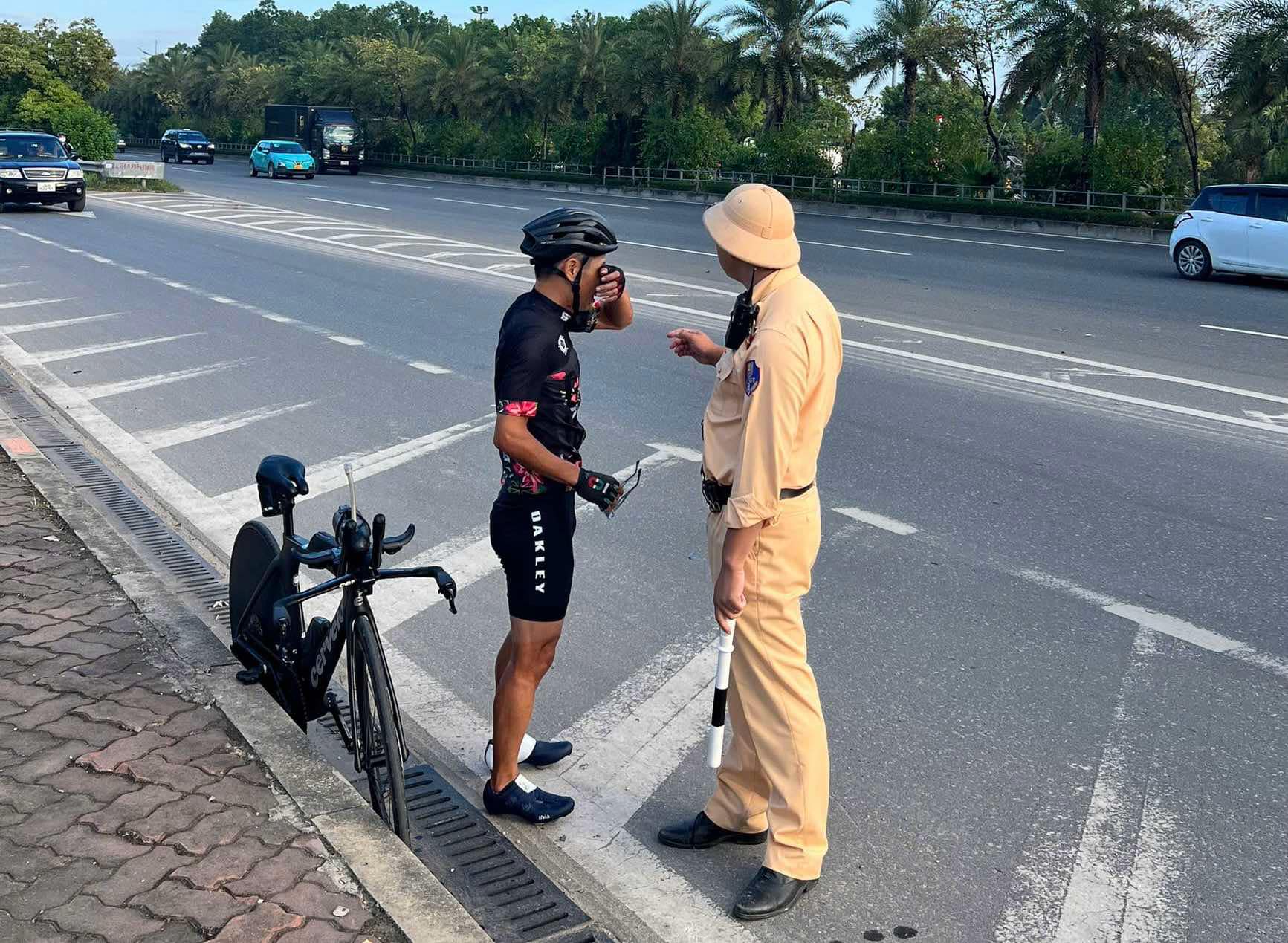 Bất chấp biển cấm, hàng loạt “cua rơ” coi thường tính mạng, ngang nhiên đi xe đạp trên cầu Nhật Tân- Ảnh 3.