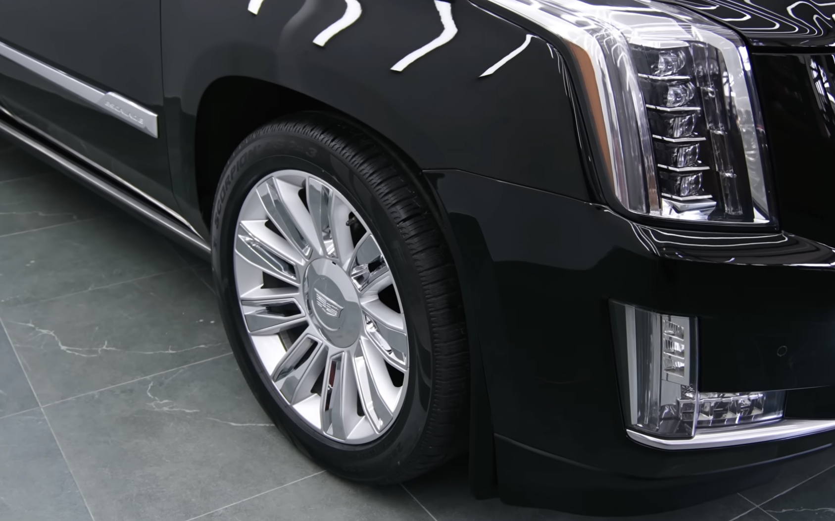 Tay chơi Thủ đô mang Cadillac Escalade 10 năm tuổi vào tận TP. HCM để tân trang: Nội thất thay bằng ghế Maybach, có thêm dàn karaoke ‘đỉnh nóc, kịch trần’- Ảnh 11.