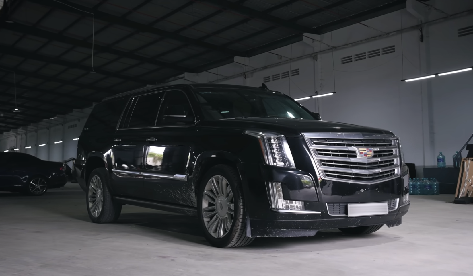 Tay chơi Thủ đô mang Cadillac Escalade 10 năm tuổi vào tận TP. HCM để tân trang: Nội thất thay bằng ghế Maybach, có thêm dàn karaoke ‘đỉnh nóc, kịch trần’- Ảnh 1.