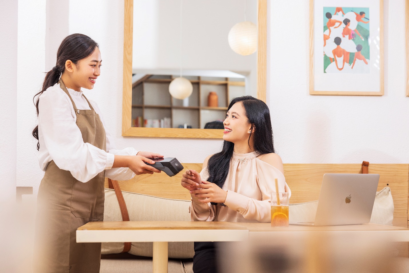 SmartPOS & SoftPOS: Hai giải pháp dẫn đầu xu thế thanh toán thẻ không tiền mặt cho tiểu thương và hộ kinh doanh- Ảnh 1.