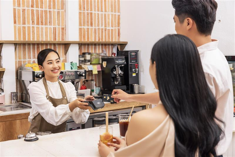 SmartPOS & SoftPOS: Hai giải pháp dẫn đầu xu thế thanh toán thẻ không tiền mặt cho tiểu thương và hộ kinh doanh- Ảnh 2.