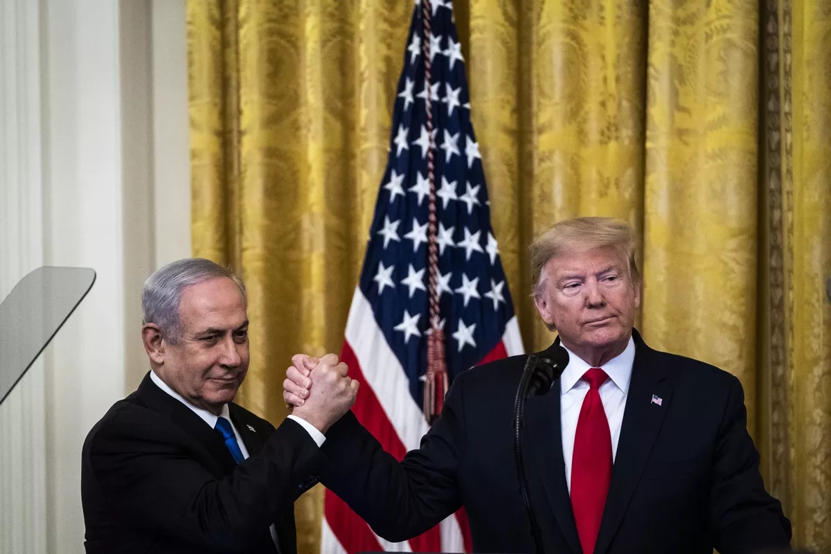 Ông Donald Trump bắt tay Thủ tướng Israel Benjamin Netanyahu tại Nhà Trắng vào năm 2020. Ảnh: The Washington Post