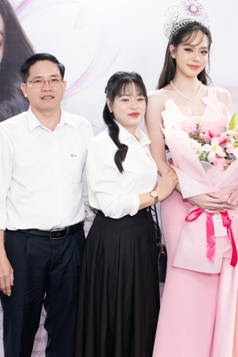 Hoa hậu Thanh Thủy vừa đăng quang Miss International 2024 đã gây chú ý vì "chi tiết khác thường" khi đứng cạnh bố mẹ: Sự thật là gì?- Ảnh 3.