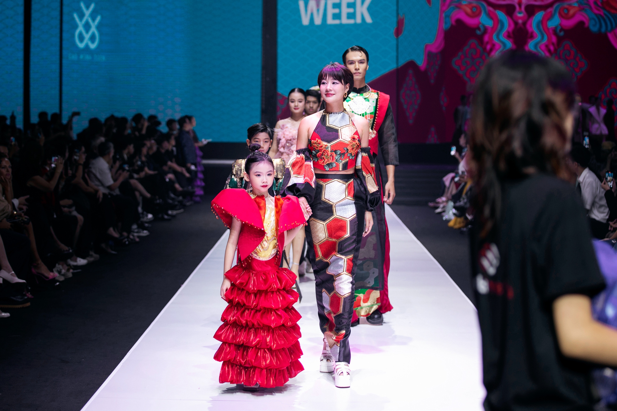 Mẫu nhí 5 tuổi An Nhiên trình diễn ấn tượng tại Vietnam International Fashion Week FW 2024- Ảnh 2.