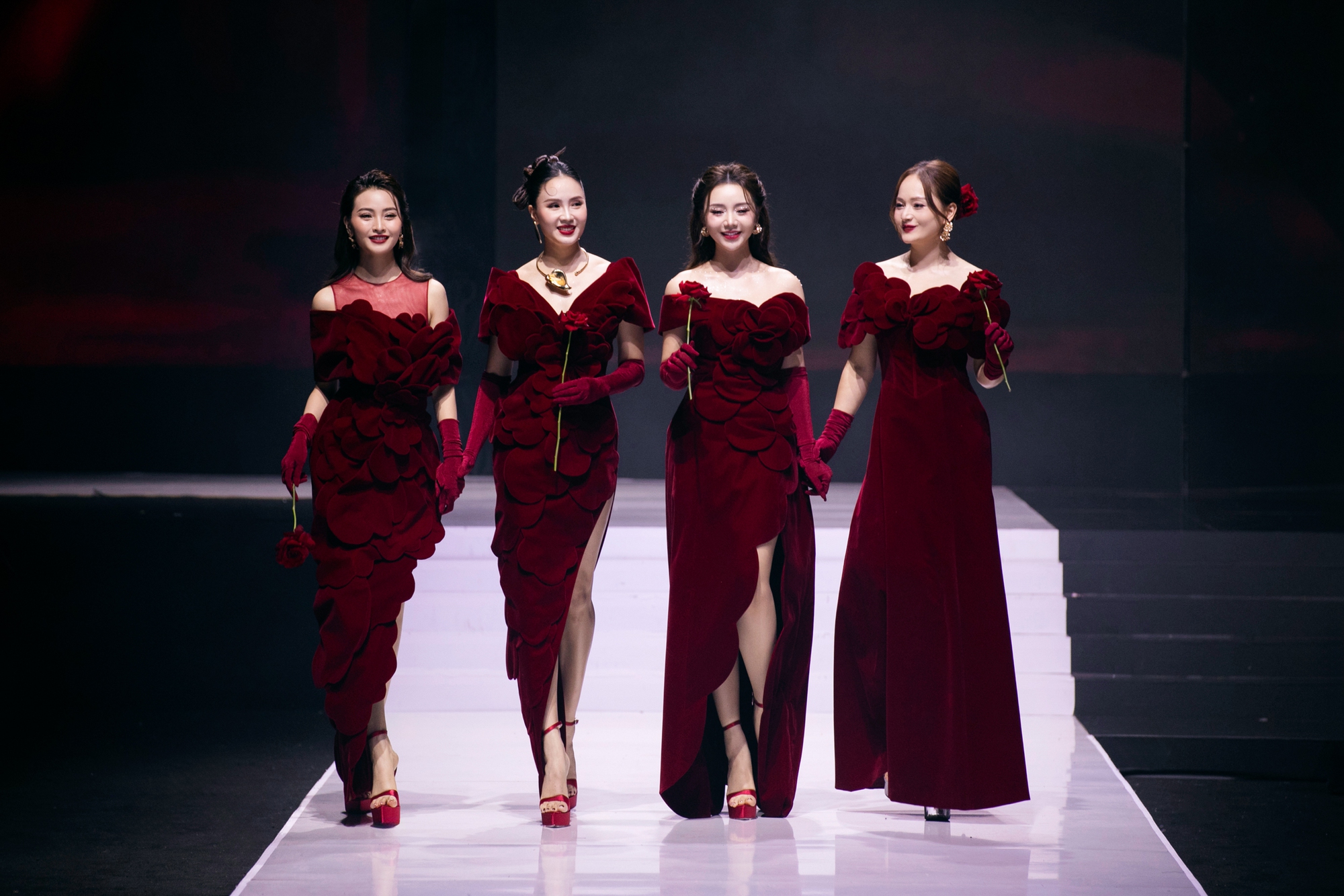 Dàn mỹ nhân phim VTV lần đầu cùng catwalk mở màn show thời trang, diện thiết kế “nhung đỏ” khoe thần thái quyến rũ- Ảnh 2.