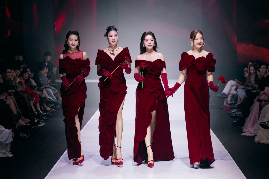 Dàn mỹ nhân phim VTV lần đầu cùng catwalk mở màn show thời trang, diện thiết kế “nhung đỏ” khoe thần thái quyến rũ- Ảnh 1.