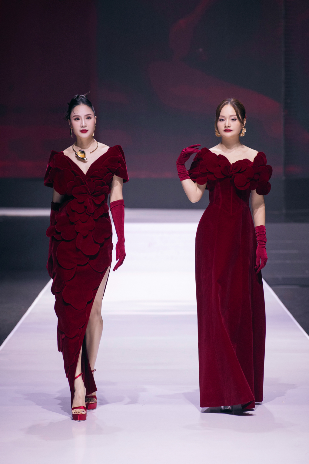 Dàn mỹ nhân phim VTV lần đầu cùng catwalk mở màn show thời trang, diện thiết kế “nhung đỏ” khoe thần thái quyến rũ- Ảnh 3.