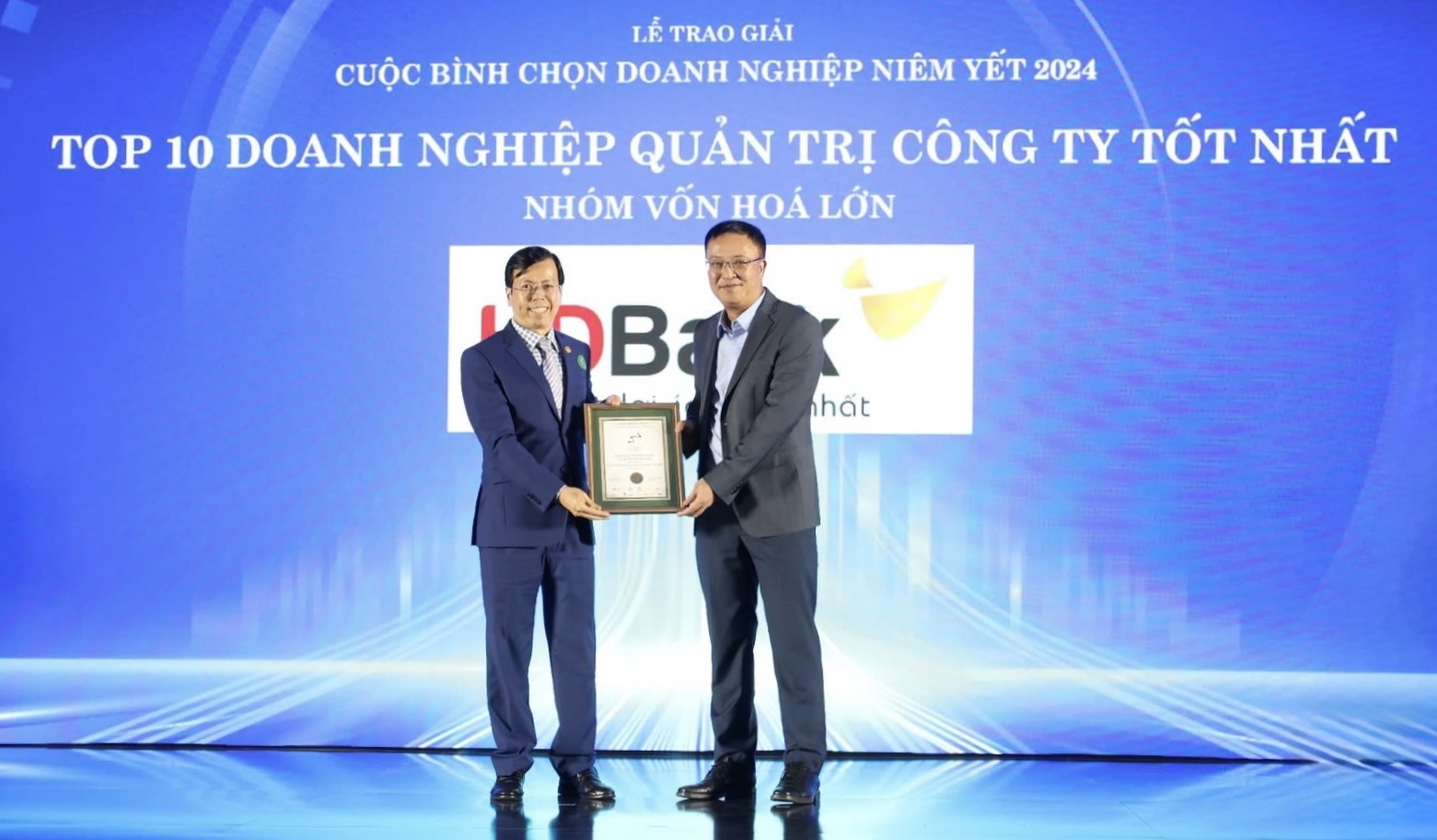 HDBank đạt 3 giải thưởng tại cuộc bình chọn "Doanh nghiệp niêm yết 2024"- Ảnh 1.