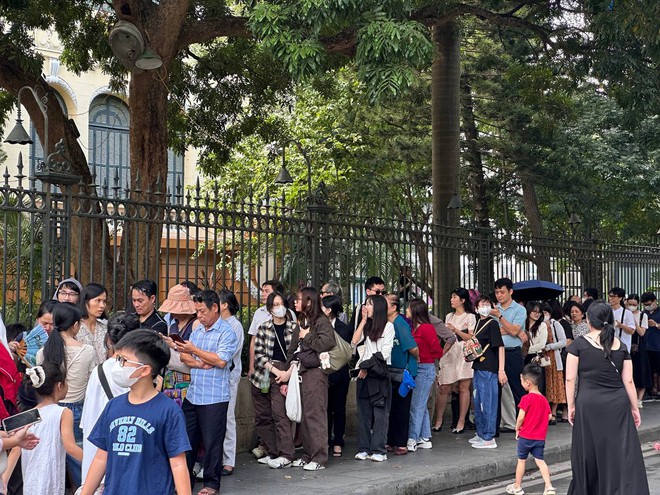 Ngay lúc này: Dòng người đông nghịt xếp hàng vào Bắc Bộ Phủ trong ngày cuối cùng của Lễ hội Thiết kế Sáng tạo- Ảnh 4.