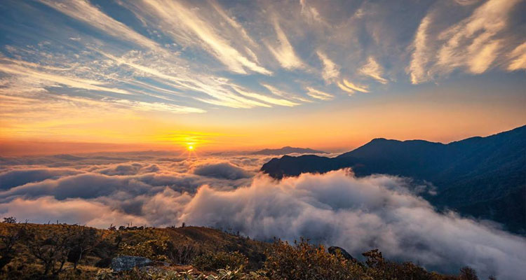 Việt Nam có 1 "ngôi làng trên mây" nằm ở độ cao hơn 2.800m, đẹp ngỡ “chốn bồng lai”, hiện đã vào mùa đẹp nhất: Hút nườm nượp người đến săn mây- Ảnh 2.