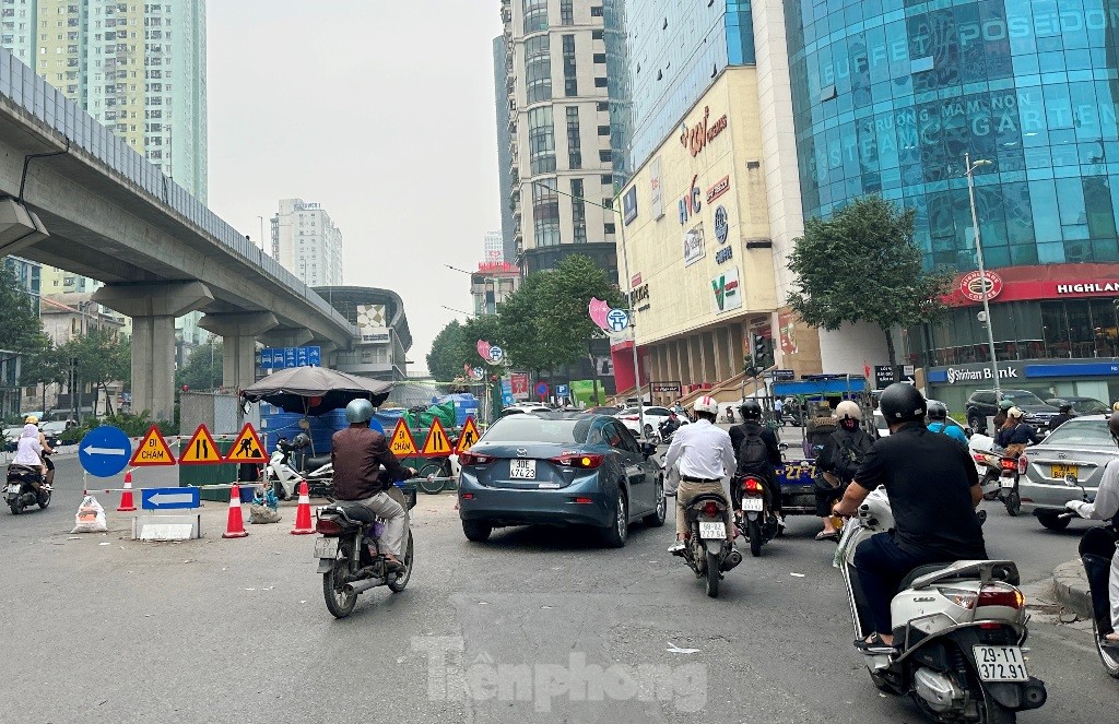 Lô cốt cũ 'đắp chiếu', lô cốt mới lại mọc trên đường Hà Nội- Ảnh 2.