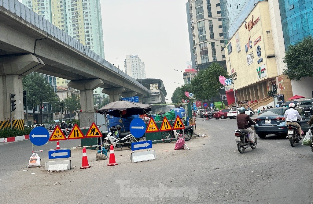 Lô cốt cũ 'đắp chiếu', lô cốt mới lại mọc trên đường Hà Nội- Ảnh 1.