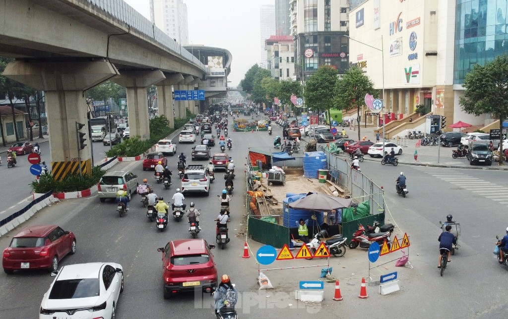 Lô cốt cũ 'đắp chiếu', lô cốt mới lại mọc trên đường Hà Nội- Ảnh 3.