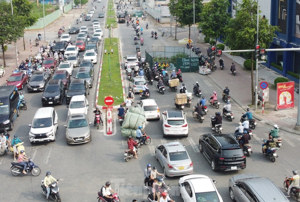 Lô cốt cũ 'đắp chiếu', lô cốt mới lại mọc trên đường Hà Nội- Ảnh 5.