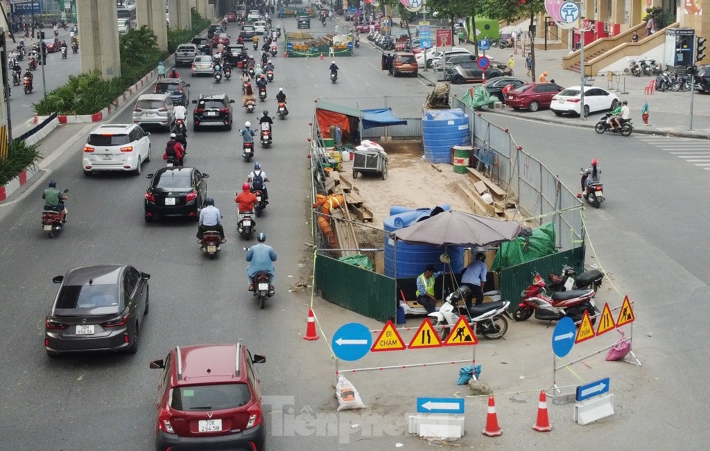 Lô cốt cũ 'đắp chiếu', lô cốt mới lại mọc trên đường Hà Nội- Ảnh 8.