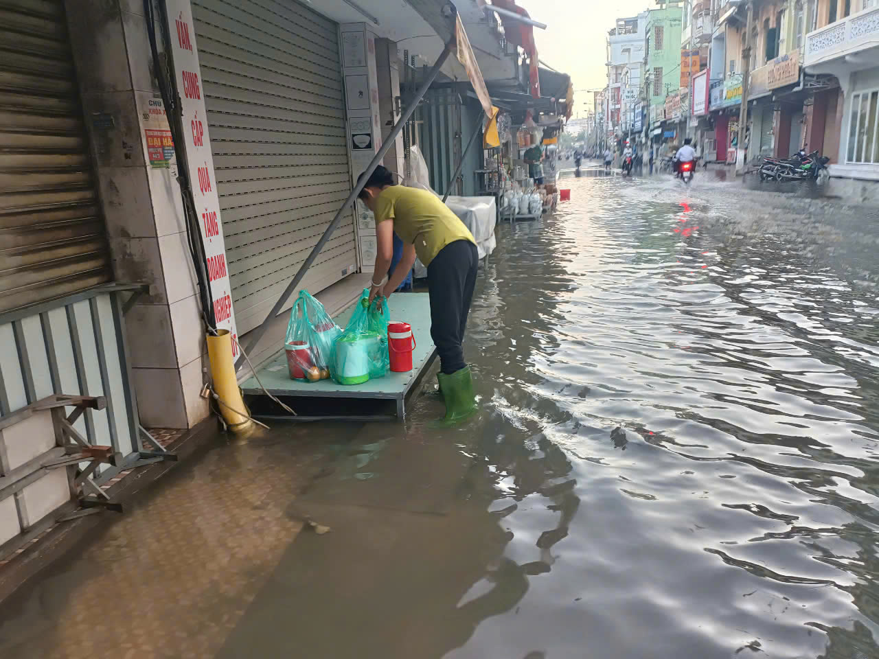 Hình ảnh "khác lạ" tại chợ Thủ Dầu Một trong sáng 18-11- Ảnh 4.