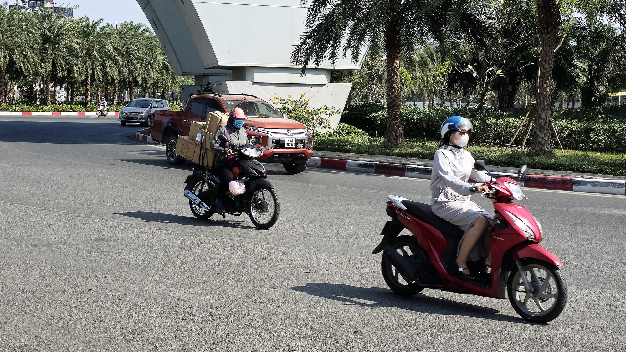 Người Hà Nội toát mồ hôi giữa mùa Đông: "Nghe nói sắp lạnh mà cũng chưa biết sắp là bao giờ"- Ảnh 7.