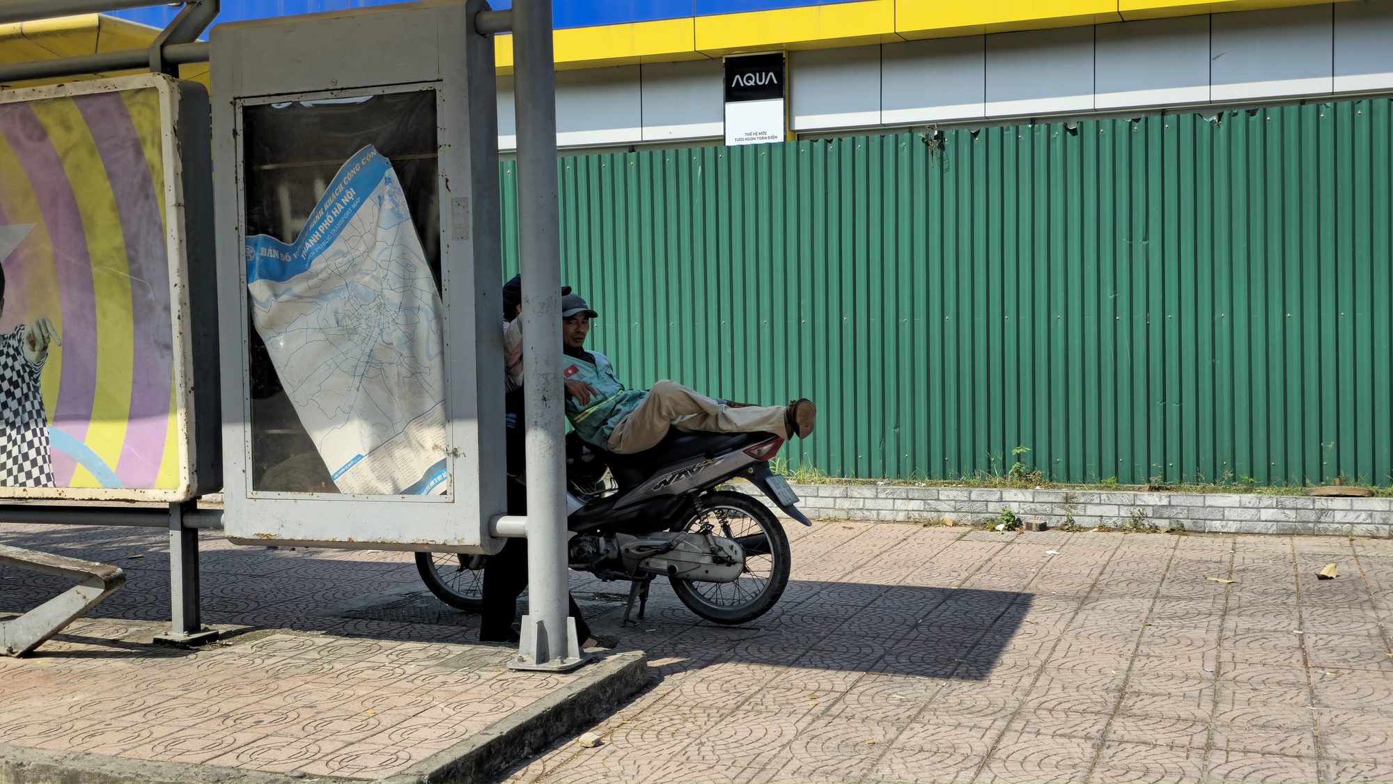 Người Hà Nội toát mồ hôi giữa mùa Đông: "Nghe nói sắp lạnh mà cũng chưa biết sắp là bao giờ"- Ảnh 21.