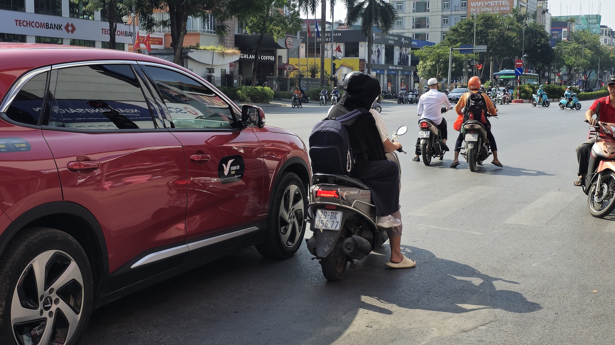 Người Hà Nội toát mồ hôi giữa mùa Đông: "Nghe nói sắp lạnh mà cũng chưa biết sắp là bao giờ"- Ảnh 20.