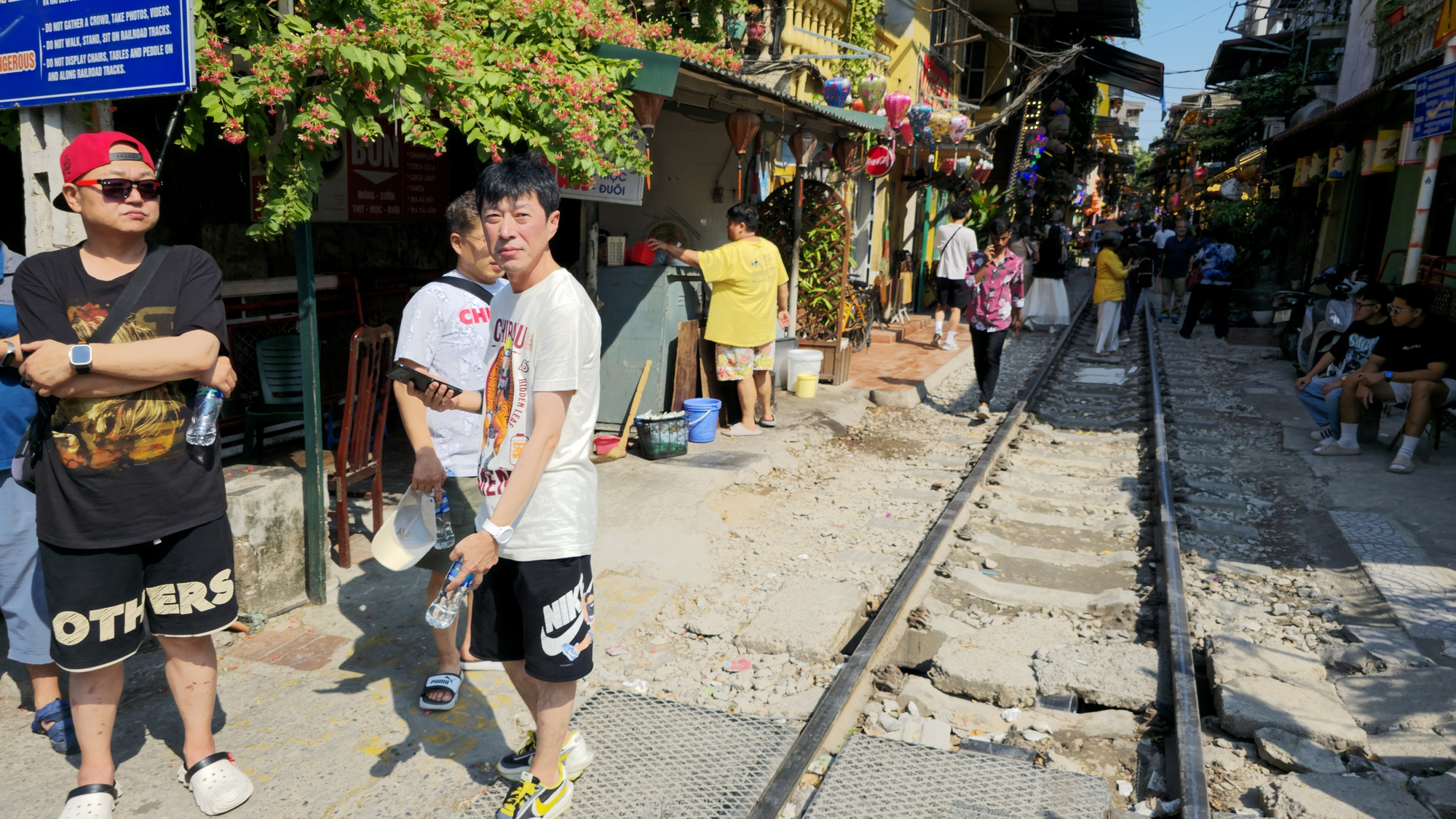 Người Hà Nội toát mồ hôi giữa mùa Đông: "Nghe nói sắp lạnh mà cũng chưa biết sắp là bao giờ"- Ảnh 11.