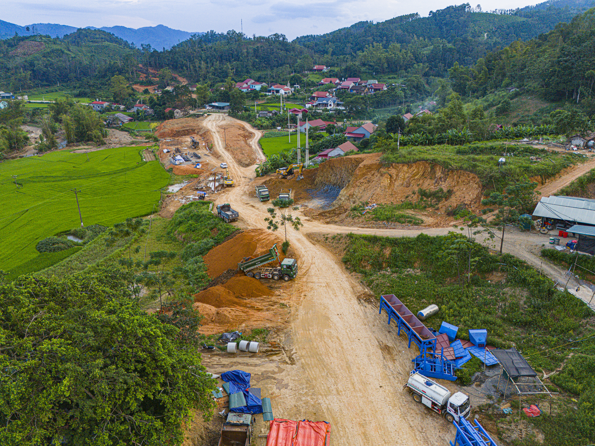 Diện mạo tỉnh có hơn 200 km đường biên giới đang xây dựng 2 cao tốc trị giá 25.000 tỷ, hứa hẹn phát triển bứt phá- Ảnh 8.