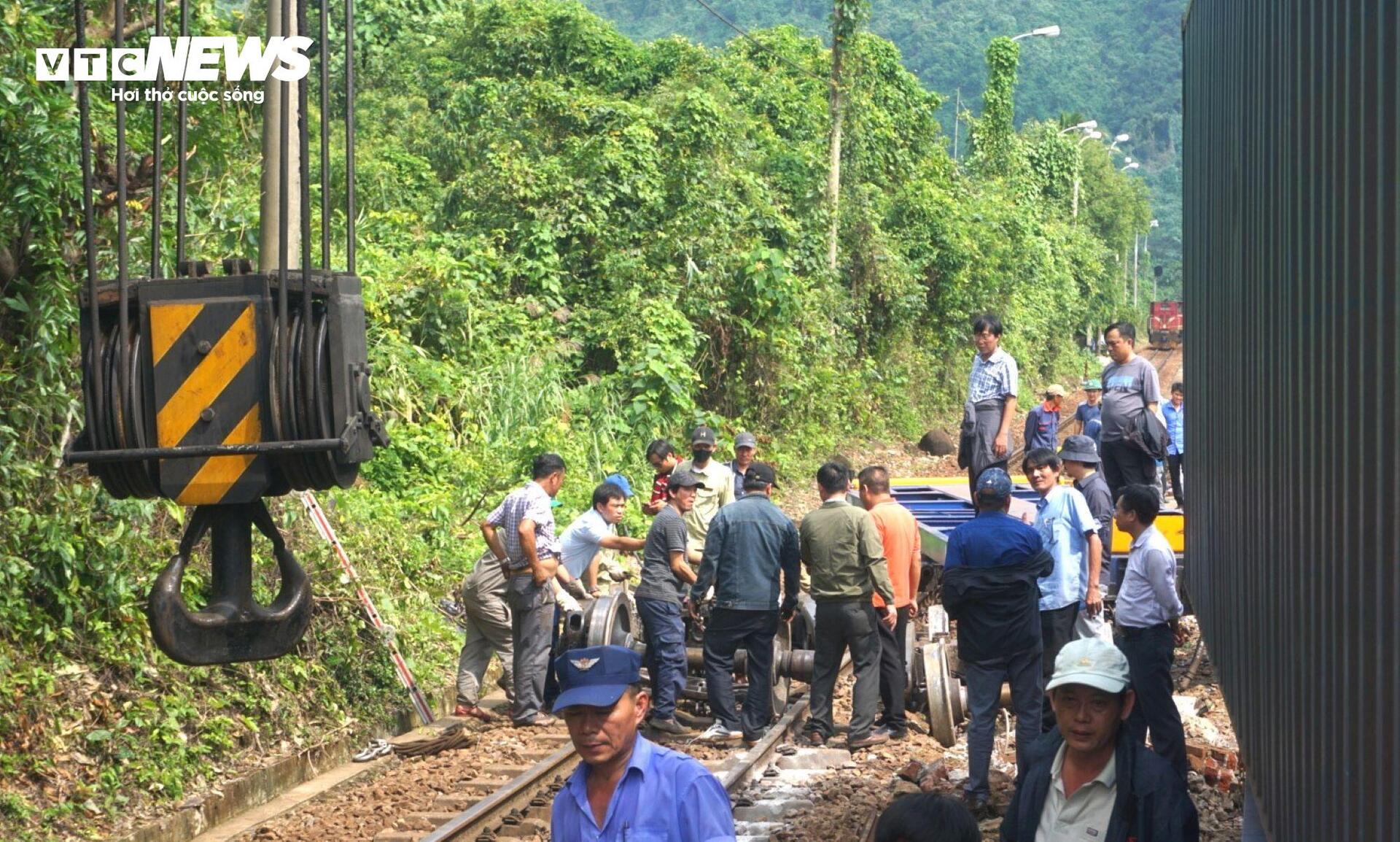 Hiện trường tàu trật bánh, lật 3 toa hàng trên đèo Hải Vân- Ảnh 7.