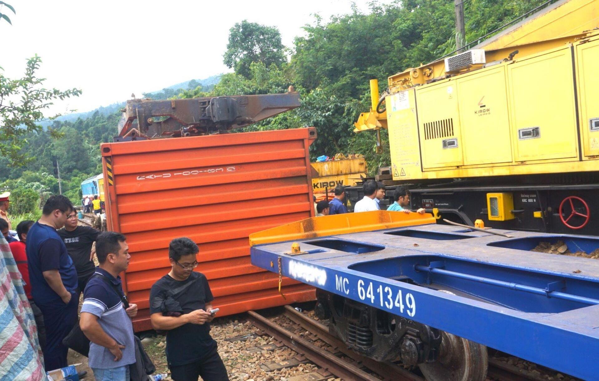 Hiện trường tàu trật bánh, lật 3 toa hàng trên đèo Hải Vân- Ảnh 2.