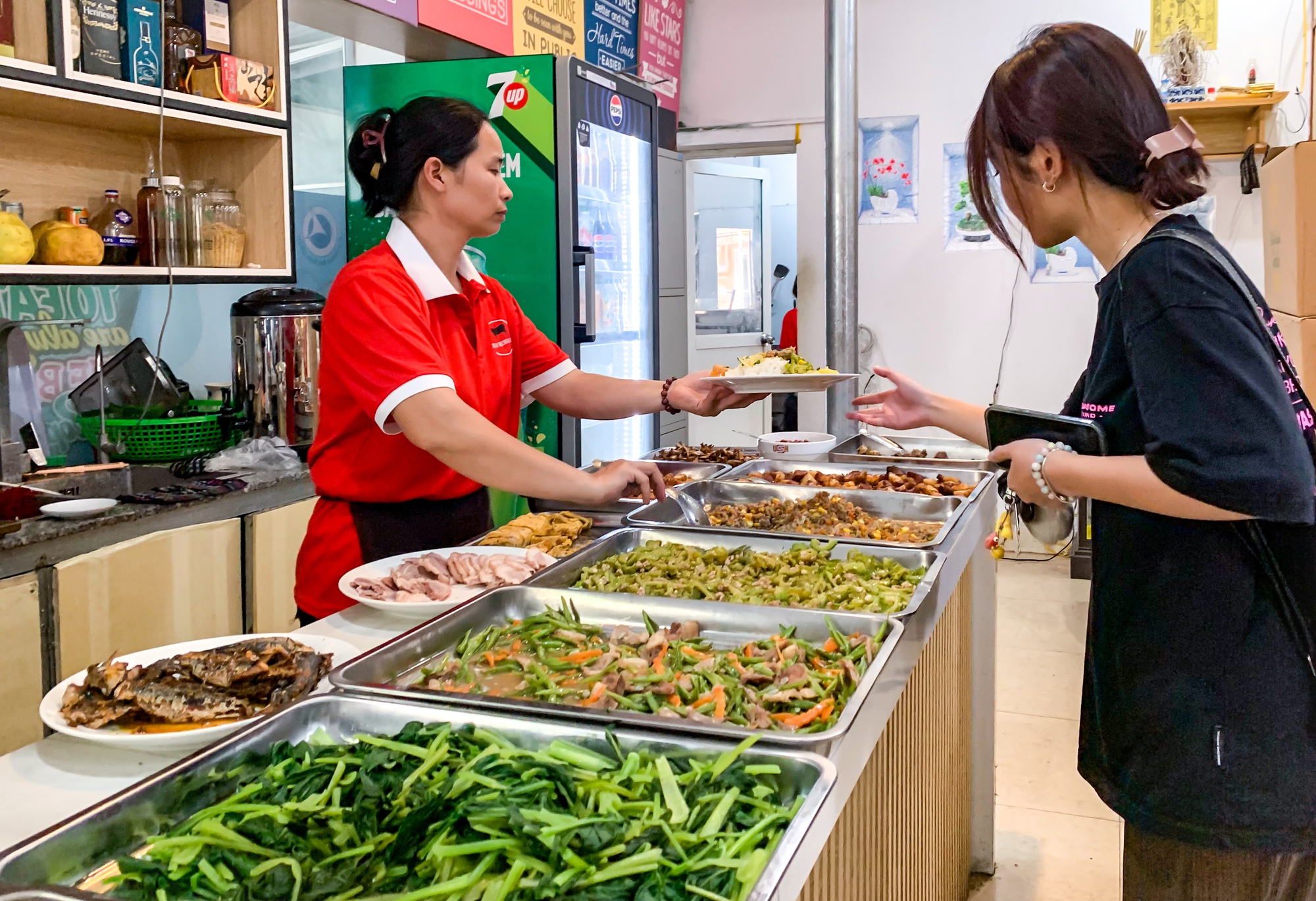 Cầm 50.000 đồng vào canteen Nhân văn, "sốc" nhẹ trước những gì nhận về!- Ảnh 4.