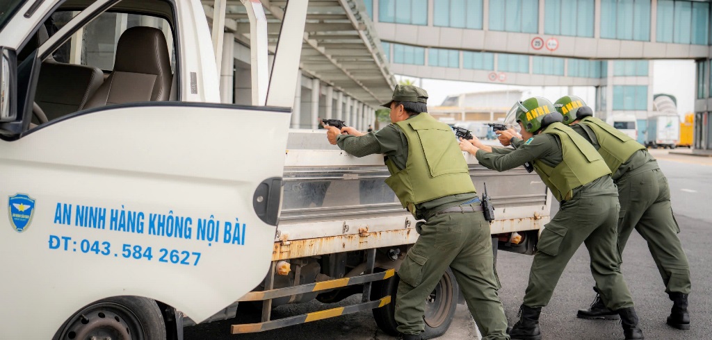 Thót tim cảnh diễn tập đấu súng bắt nhóm khủng bố khống chế con tin đòi 5 triệu USD và 1 tàu bay ở Nội Bài- Ảnh 10.