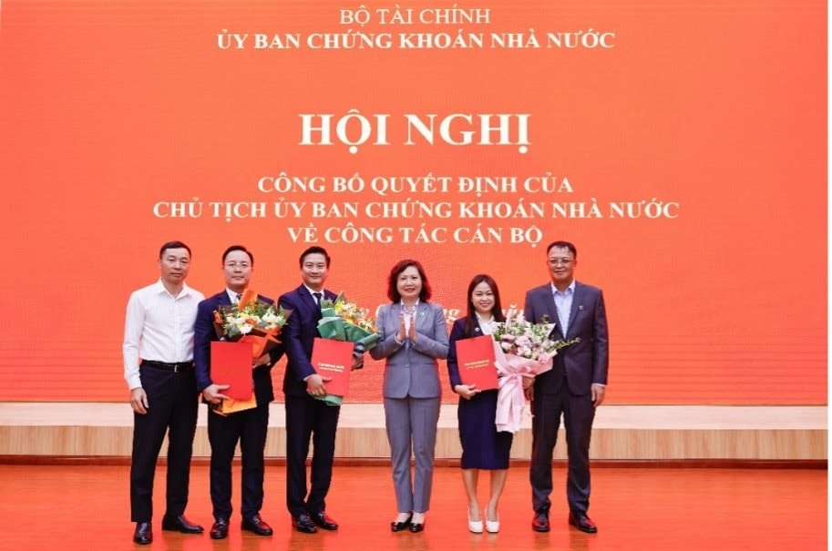 Ủy ban Chứng khoán Nhà nước công bố, trao quyết định bổ nhiệm nhân sự lãnh đạo cấp vụ trưởng- Ảnh 1.