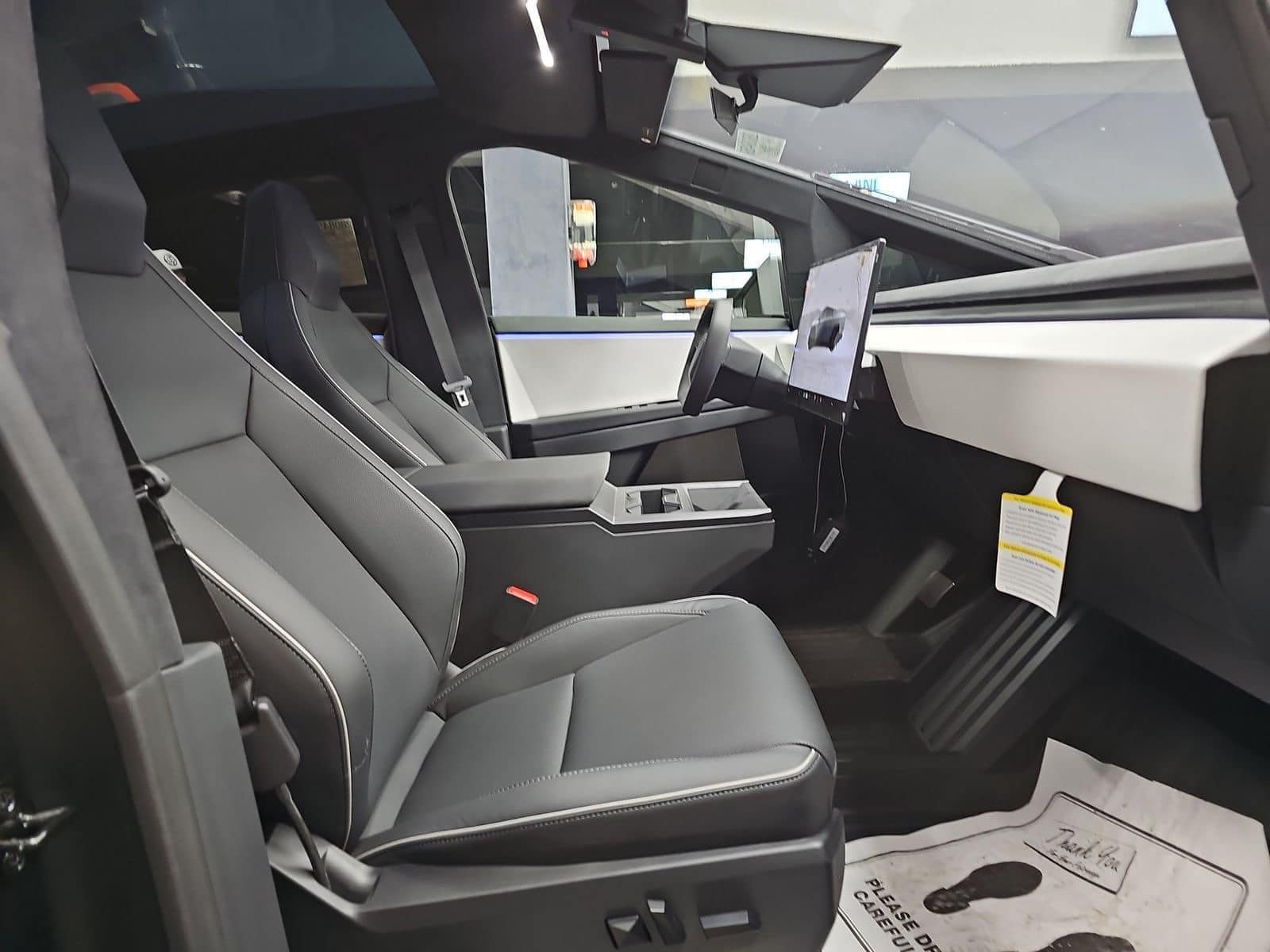 Gây sốt tại Việt Nam, Tesla Cybertruck lên xe cứu hộ, có chi tiết cho thấy điểm đến tiếp theo- Ảnh 11.