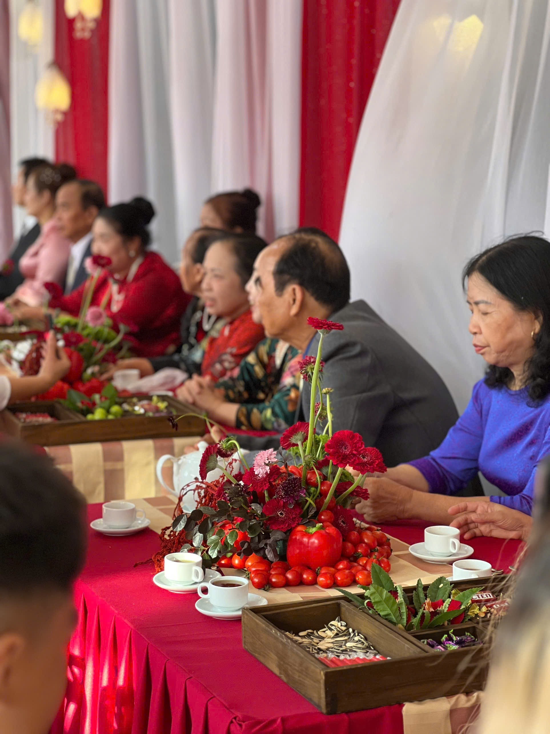 Đem rau củ, trái cây ở chợ về trang trí đám cưới năm 2024: Cô dâu chú rể gây sốt, khách mời đỡ tốn tiền chợ mấy bữa liền- Ảnh 6.