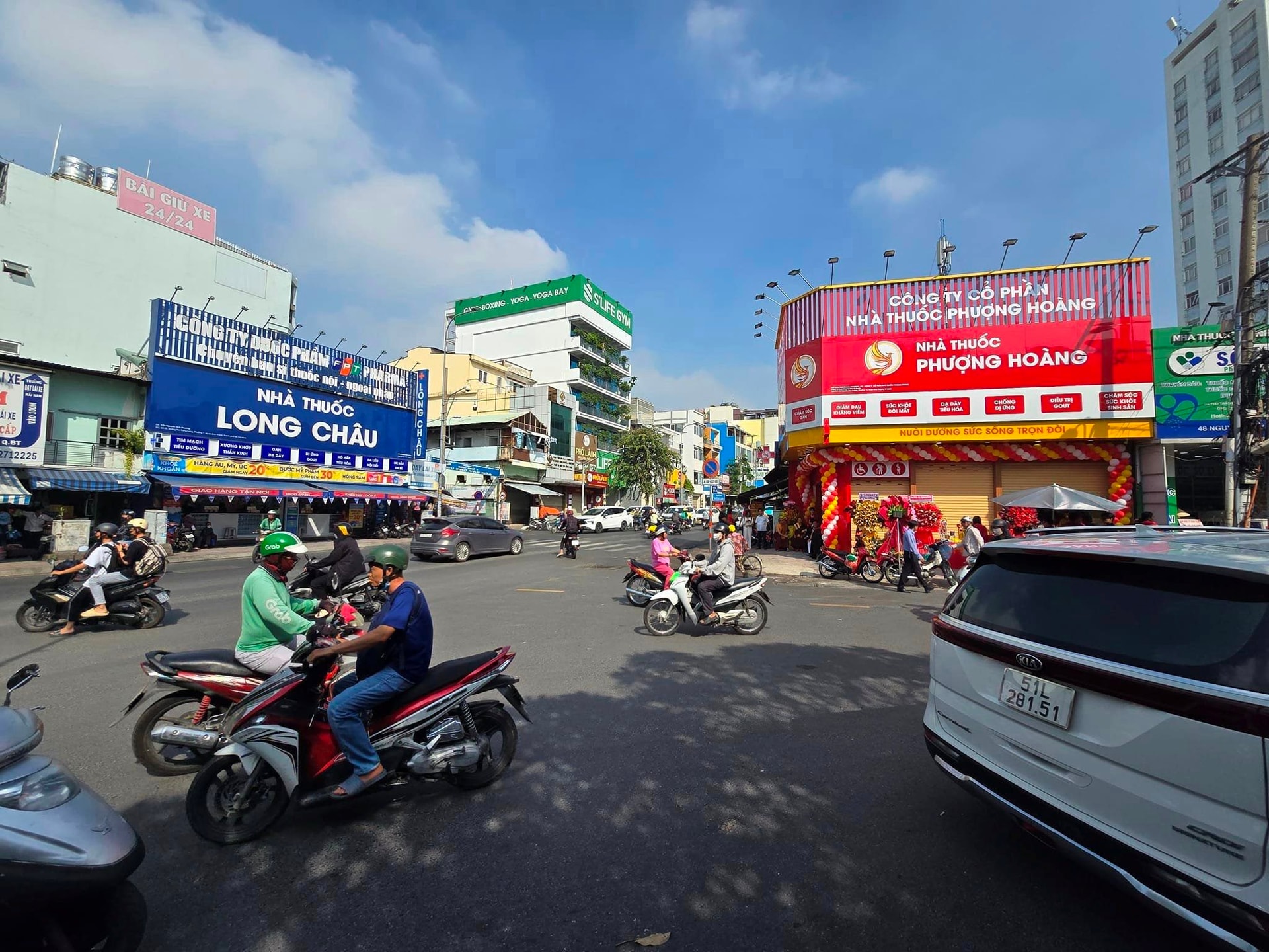 'Long tranh Phượng đấu' ngành bán lẻ dược: Founder Pharmacity mở nhà thuốc mới mang tên Phượng Hoàng- Ảnh 2.