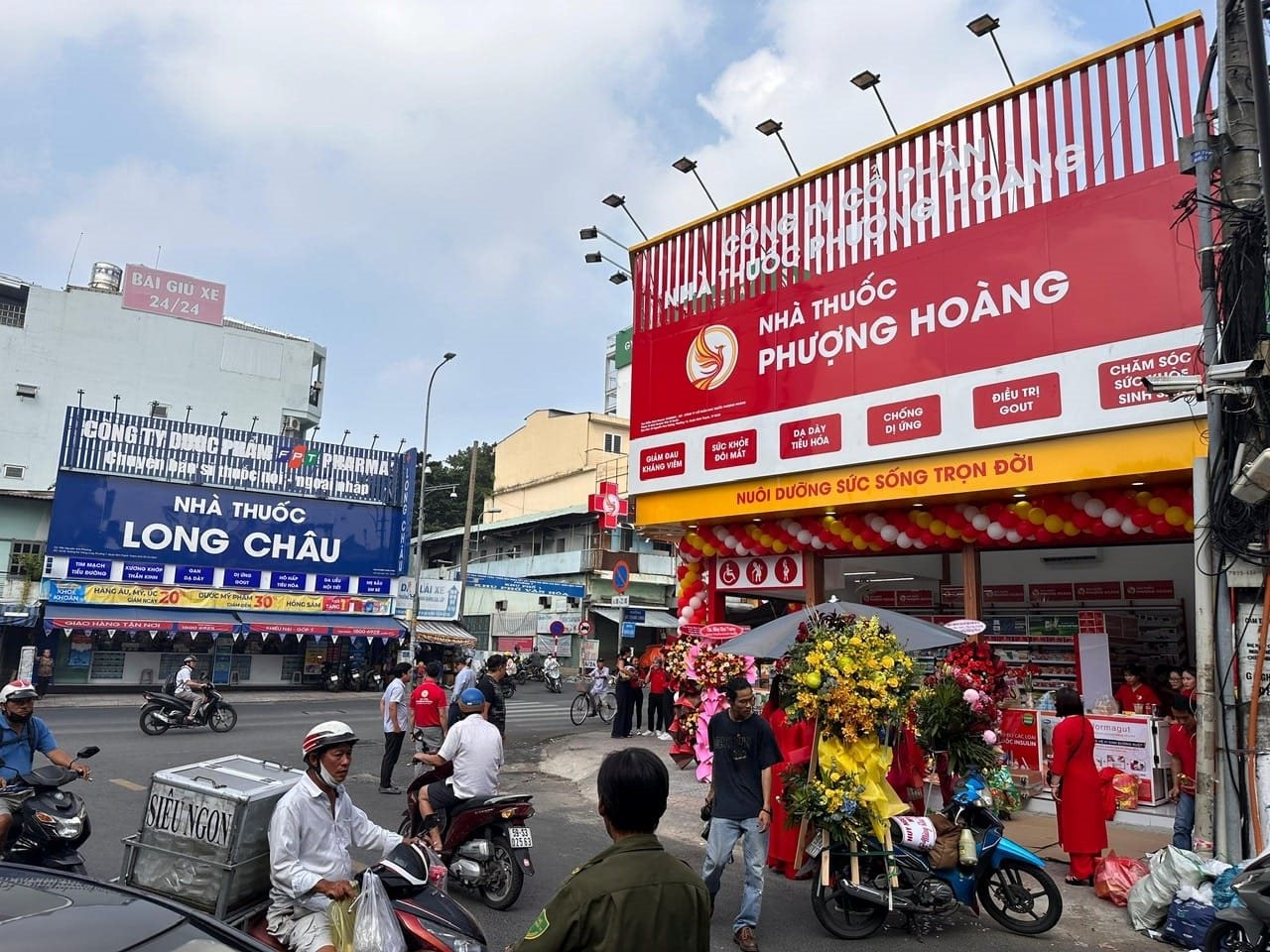 'Long tranh Phượng đấu' ngành bán lẻ dược: Founder Pharmacity mở nhà thuốc mới mang tên Phượng Hoàng- Ảnh 1.