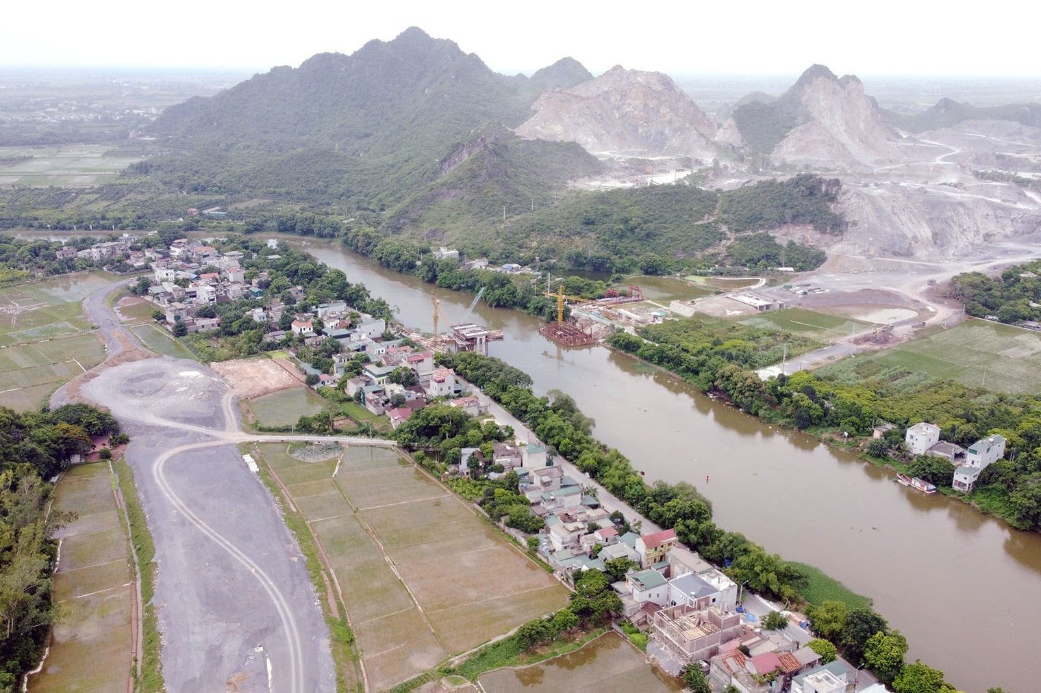 Huyện có vị trí chiến lược, cách Hà Nội 60km, sắp lên thị xã- Ảnh 3.