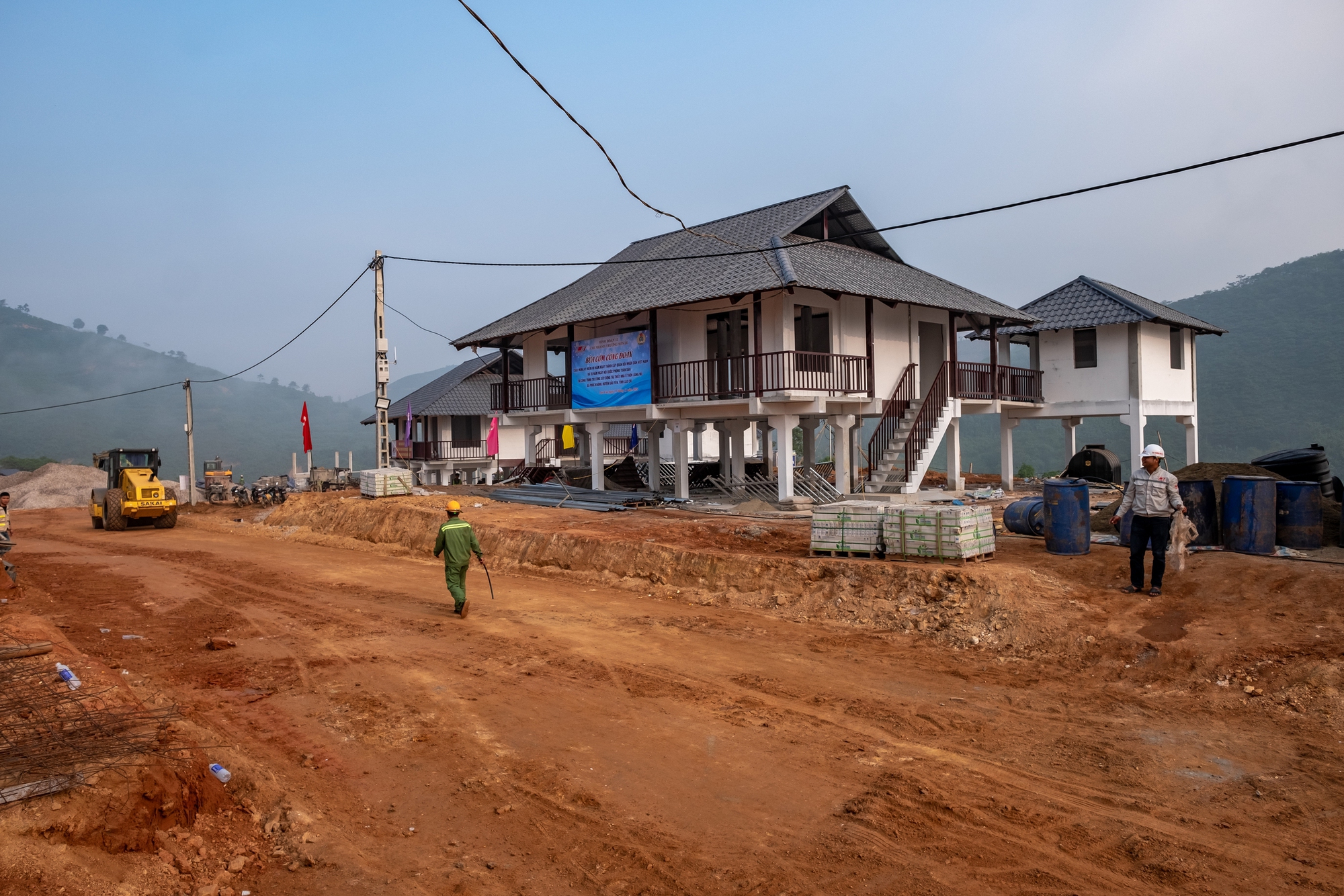 Về với Làng Nủ những ngày này: Nắng nhuộm vàng những ngôi nhà mới, người dân gượng dậy sau tang thương- Ảnh 17.