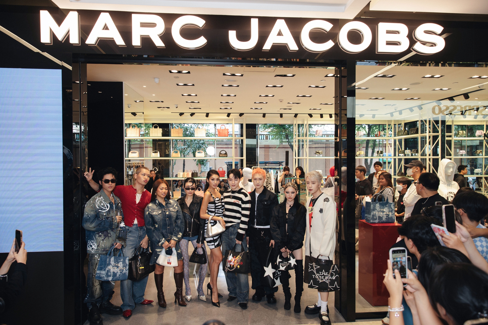 Thương hiệu cao cấp Marc Jacobs tung BST Thu - Đông 2024 làm “nức lòng” tín đồ thời trang, dàn “Anh trai” JSOL, Wean Le diện đồ cực “hút mắt”- Ảnh 1.