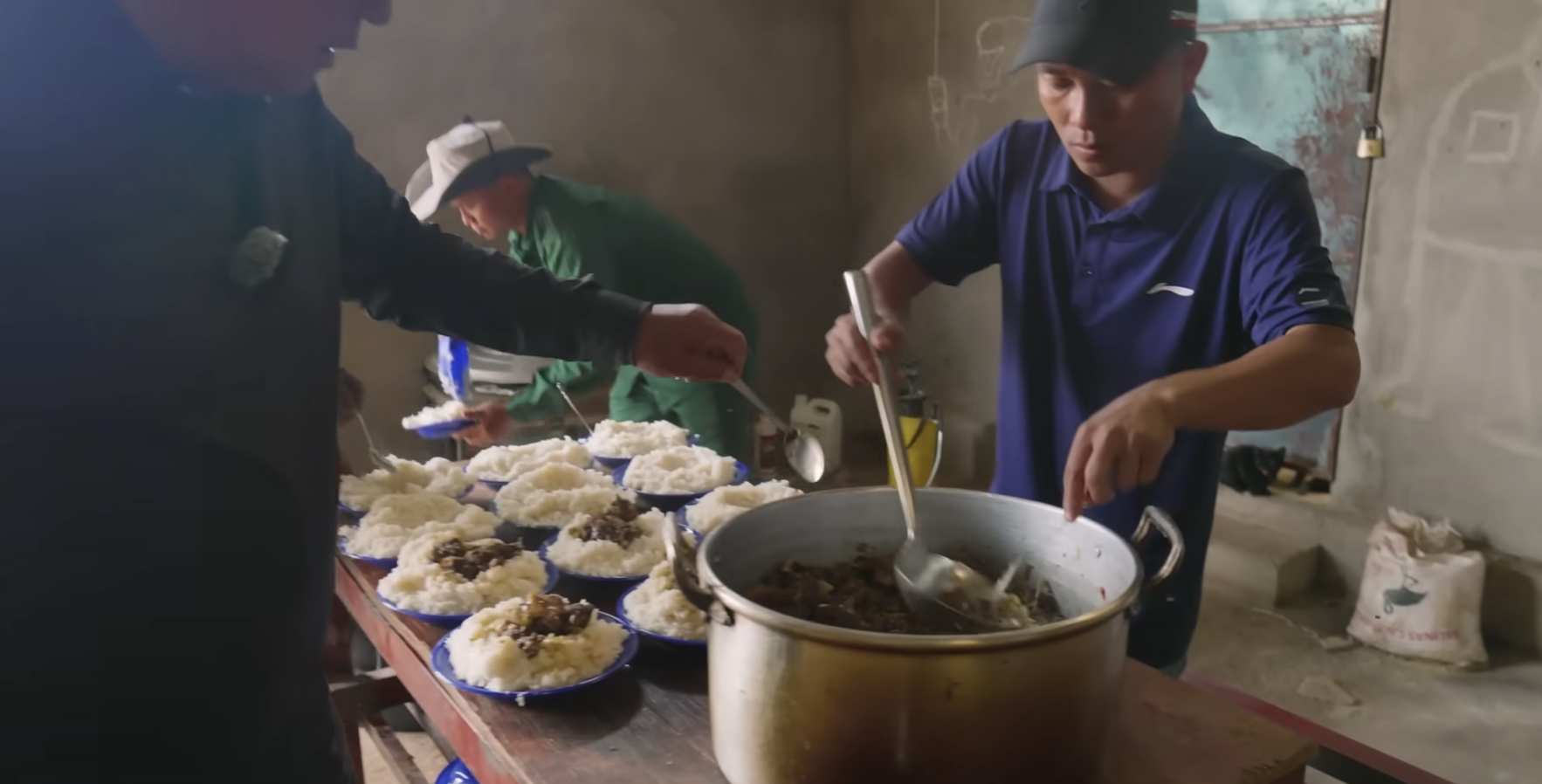 "Con làm cha phá" là đây: Nuôi ngan vịt ở Châu Phi không dám ăn, ông Quý vừa sang đã làm 1 việc Quang Linh Vlogs khóc ròng- Ảnh 3.