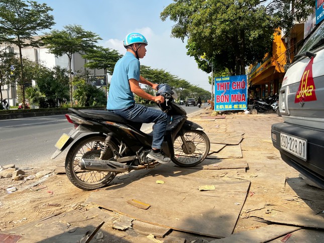 Hà Nội: Lại đào xới vỉa hè, thi công nguy hiểm 'bẫy' người dân- Ảnh 12.