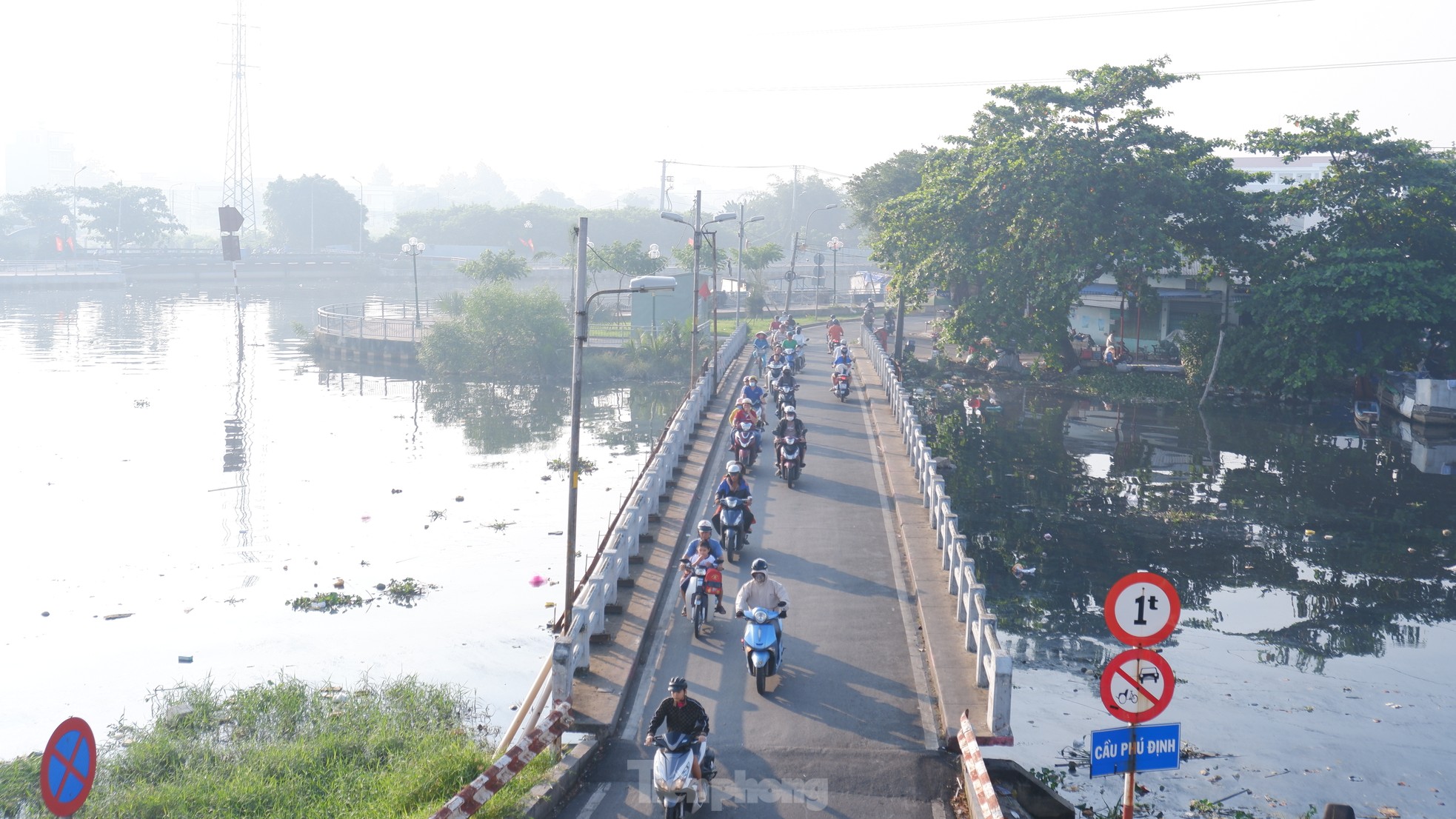 TPHCM sương mù bao phủ, bụi mịn vượt ngưỡng- Ảnh 10.