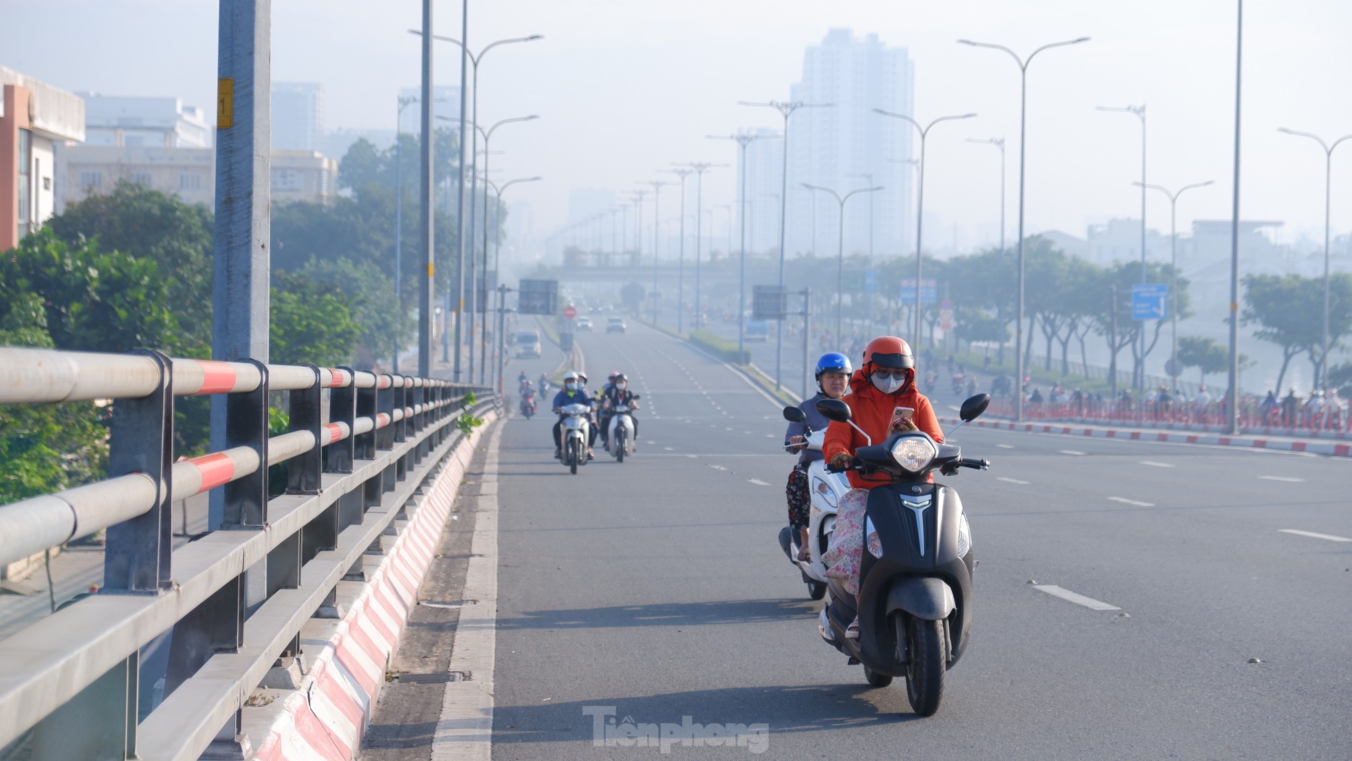 TPHCM sương mù bao phủ, bụi mịn vượt ngưỡng- Ảnh 2.