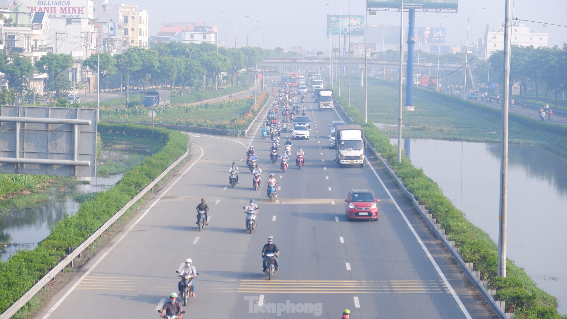 TPHCM sương mù bao phủ, bụi mịn vượt ngưỡng- Ảnh 1.