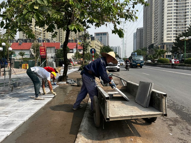 Hà Nội: Lại đào xới vỉa hè, thi công nguy hiểm 'bẫy' người dân- Ảnh 5.